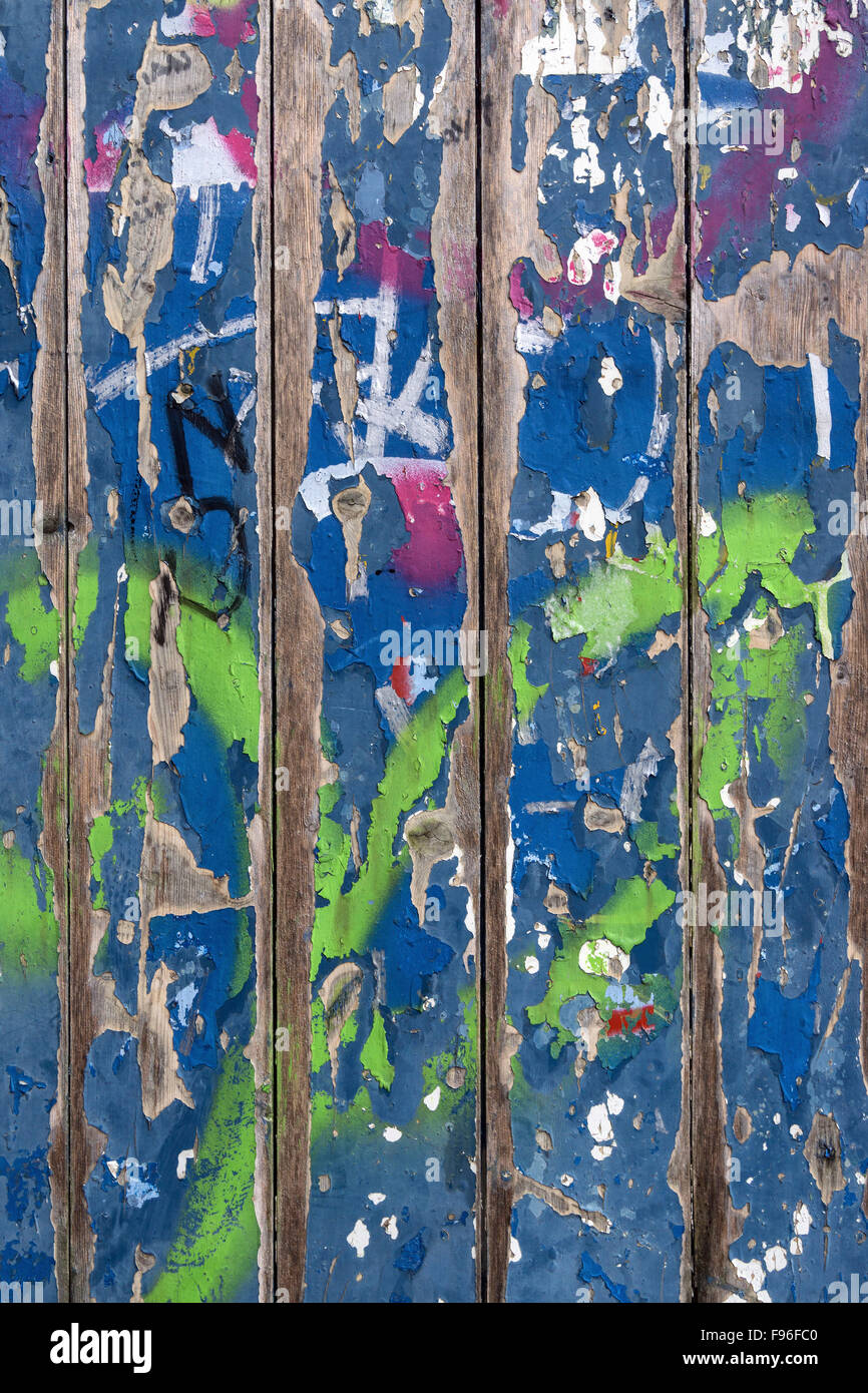 Fiocchi di vernice colorata su assi di legno, Baden-Württemberg, Germania Foto Stock
