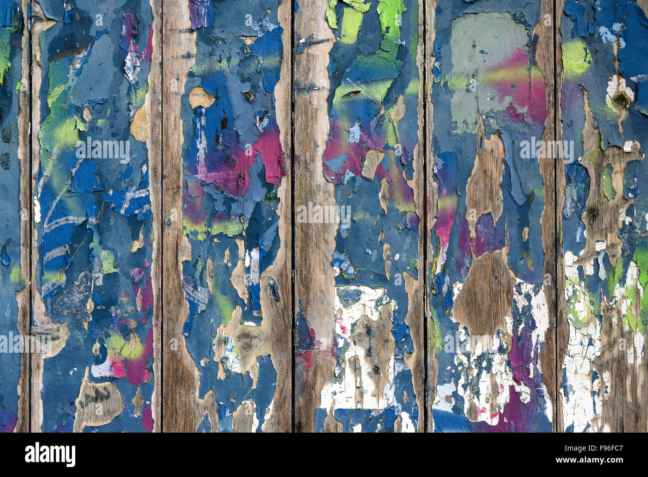 Fiocchi di vernice colorata su assi di legno, Baden-Württemberg, Germania Foto Stock