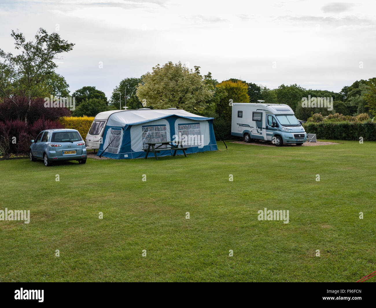 Inglese campeggio con roulotte e tende da sole Foto stock - Alamy