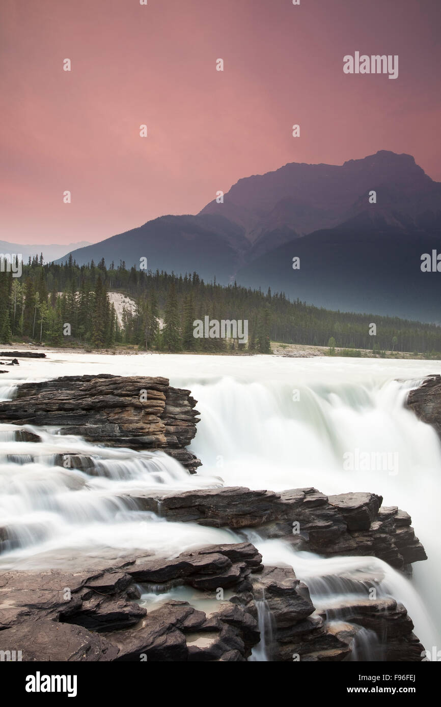 Cascate Athabasca al tramonto con Mt. Kerkeslin nel back ground, Jasper National Park, Alberta, Canada Foto Stock