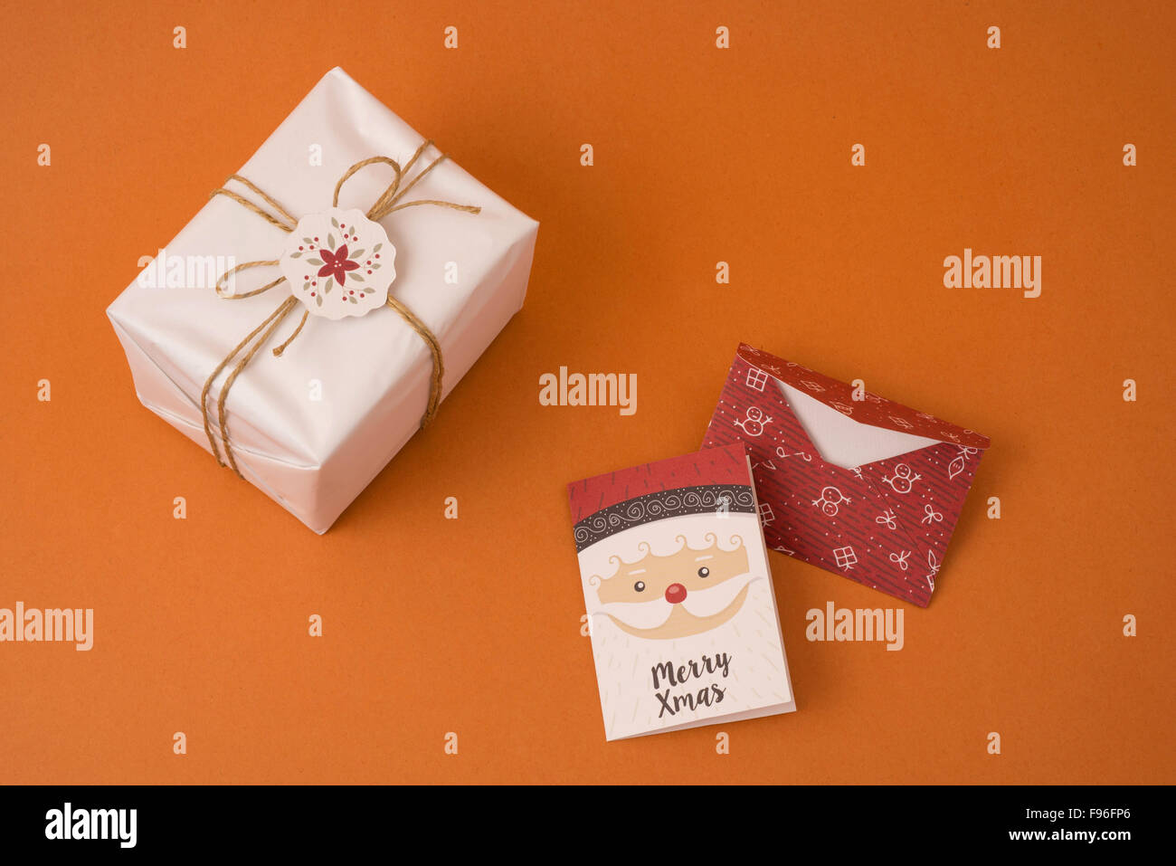 Buon Natale vista superiore di composizione della scena con rustici vintage scatola regalo, l'etichetta e il messaggio di saluto festivo card. Foto Stock