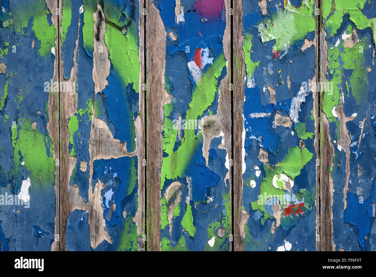 Fiocchi di vernice colorata su assi di legno, Baden-Württemberg, Germania Foto Stock