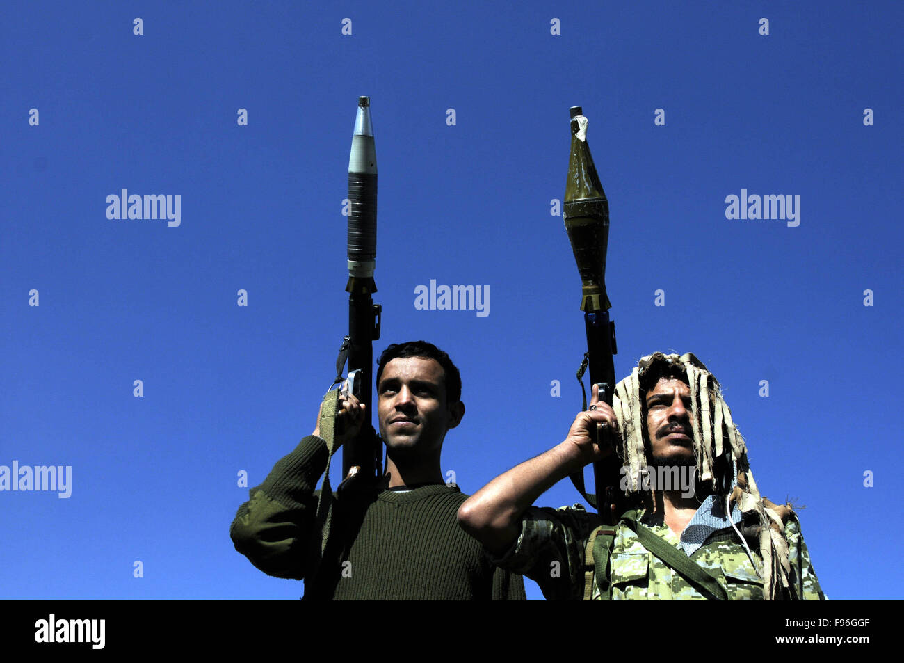 Sanaa, Yemen. Xiv Dic, 2015. Membri armati dello Yemen della milizia Houthi tenere armi come essi partecipano in una sfilata in Sanaa, Yemen, Dic 14, 2015. Lo Yemen è sciita ribelli Houthi detto qui il sabato una settimana di cessate il fuoco con le forze di governo avrebbe avuto inizio il lunedì, alla vigilia di un progetto ONU-sponsorizzato i colloqui di pace a Ginevra. © Hani Ali/Xinhua/Alamy Live News Foto Stock