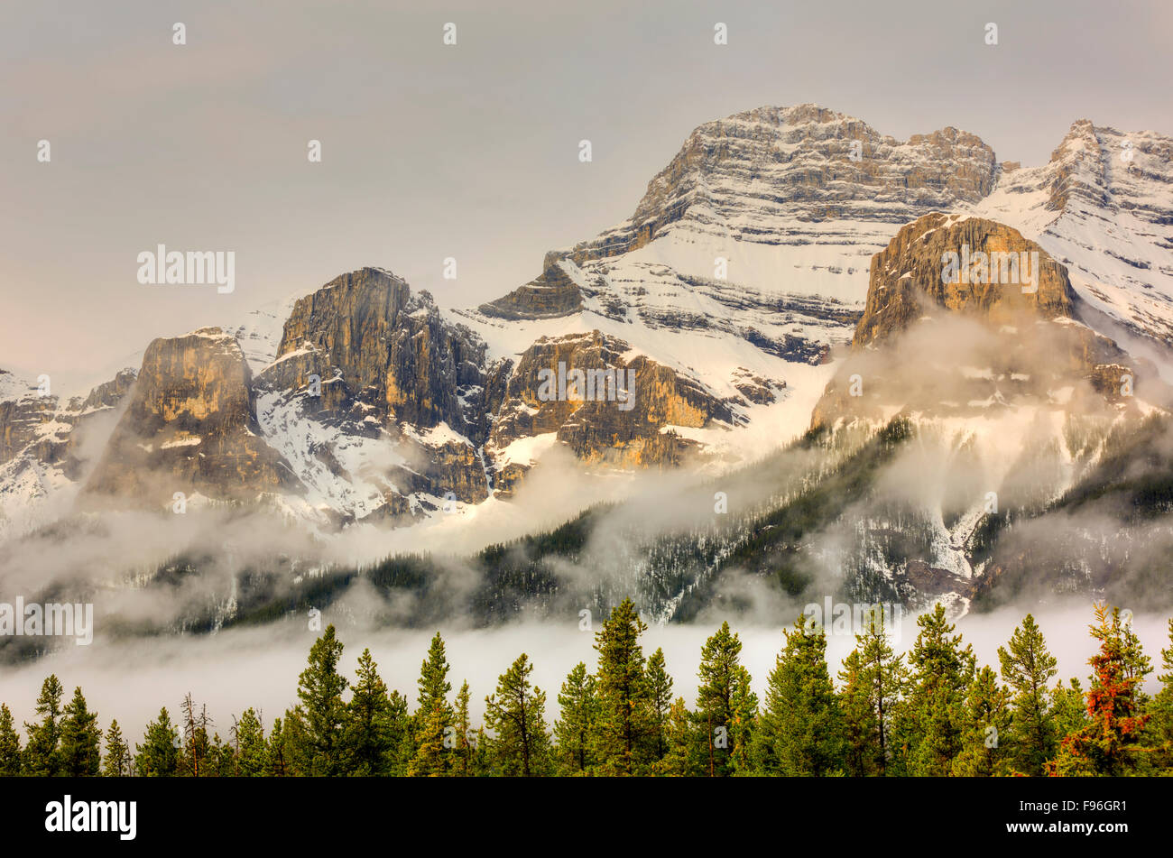 Coperta di neve e nebbia avvolta Mount Rundle montagne, il Parco Nazionale di Banff, Alberta, Canada Foto Stock