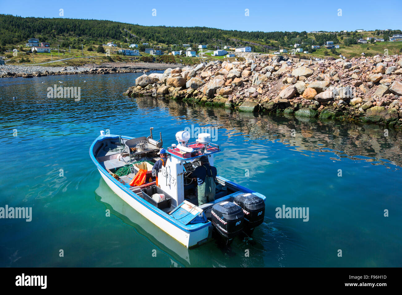 In legno barca da pesca lasciando Flatrock Harbour, Terranova, Canada Foto Stock