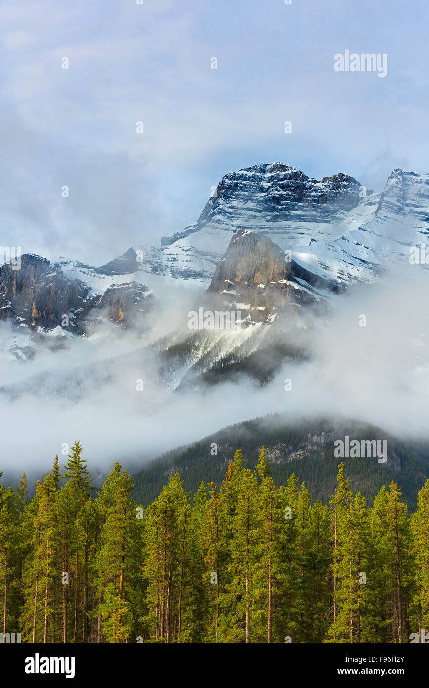 Coperta di neve e nebbia avvolta Mount Rundle montagne, il Parco Nazionale di Banff, Alberta, Canada Foto Stock
