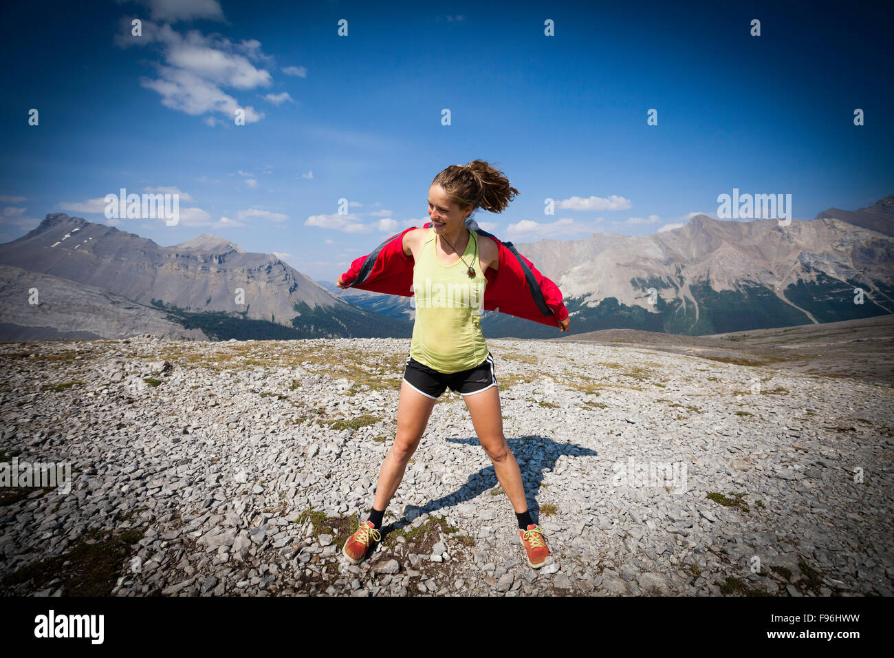 Una giovane donna si erge sulla cima di Parker Ridge, il Parco Nazionale di Banff, Alberta, Canada Foto Stock