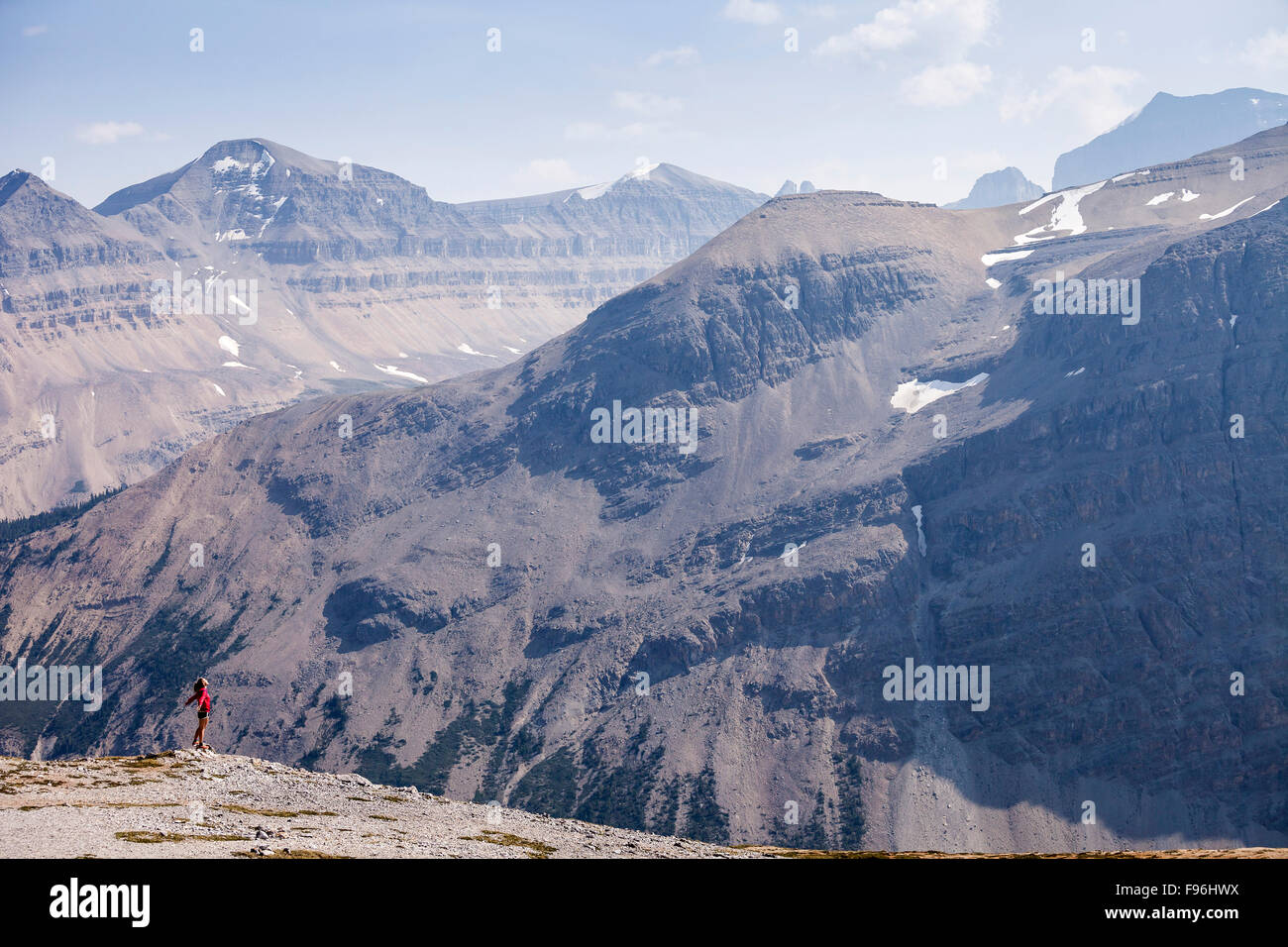 Una giovane donna si erge sulla cima di Parker Ridge, il Parco Nazionale di Banff, Alberta, Canada Foto Stock