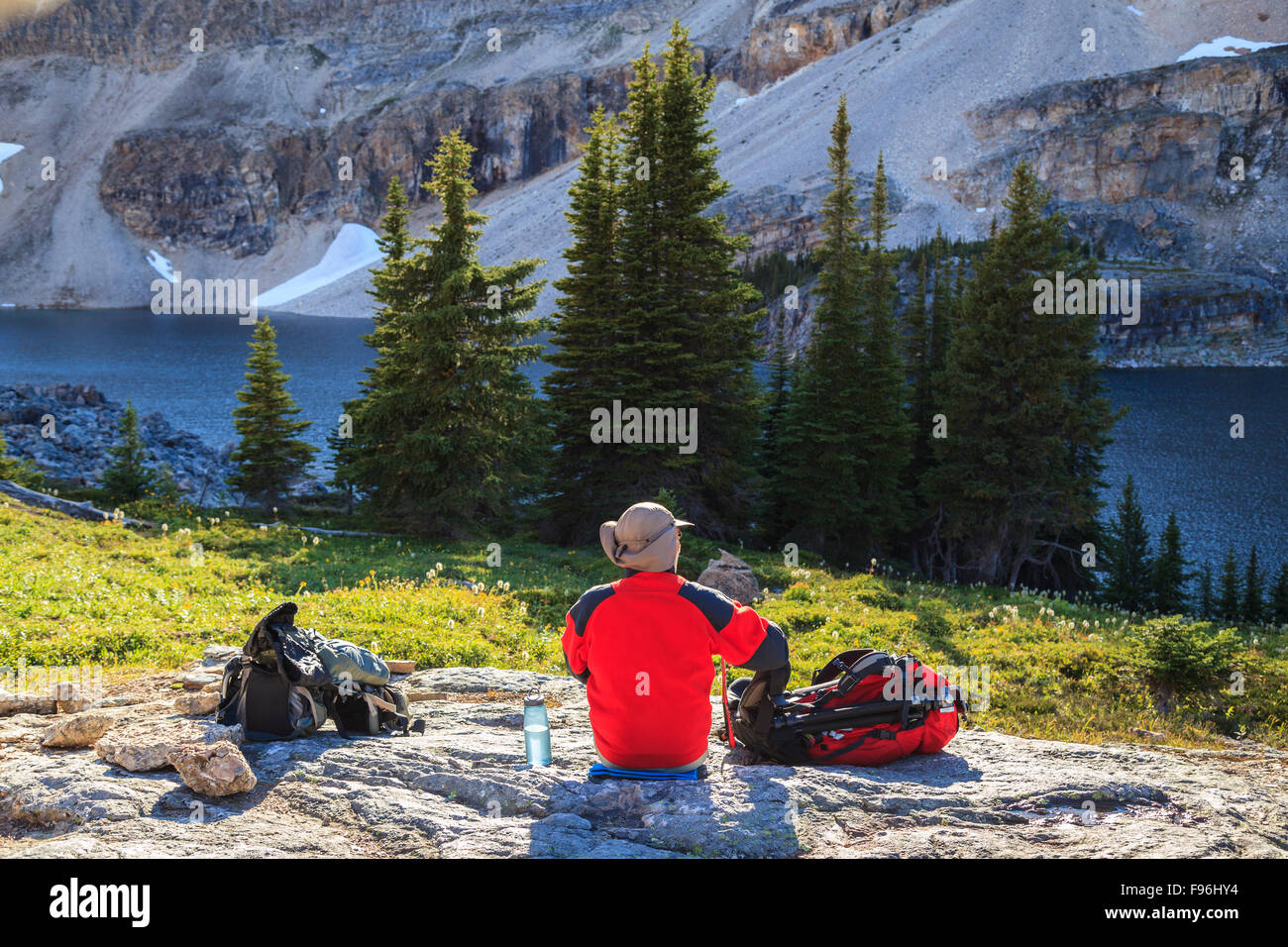 Un escursionista solitario prende una sosta al Lago di mummia nel Parco Nazionale di Banff, Alberta, Canada. Modello rilasciato. Foto Stock