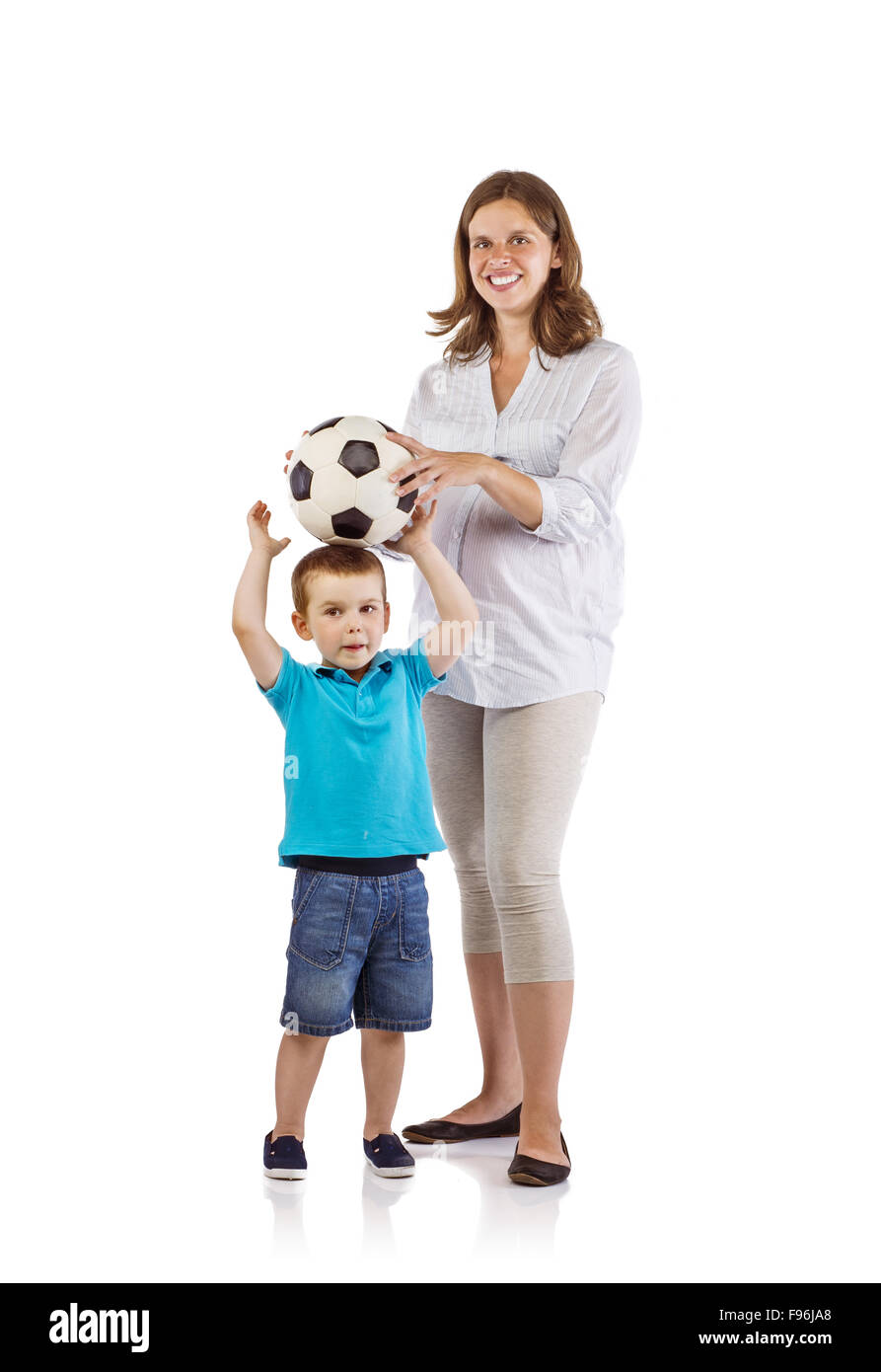 Ritratto di felice donna incinta con suo figlio giocando con il pallone da calcio Foto Stock