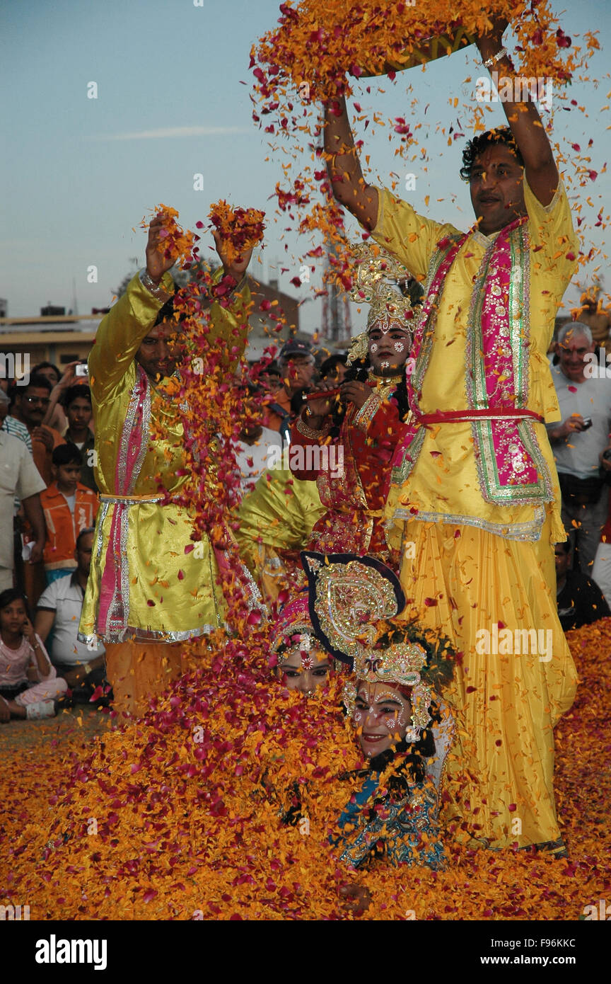 Artisti folcloristici di eseguire Radha-Krishna love story, coperto con rose e fiori marrygold durante Holi a Jaipur, India Rajasthan Foto Stock