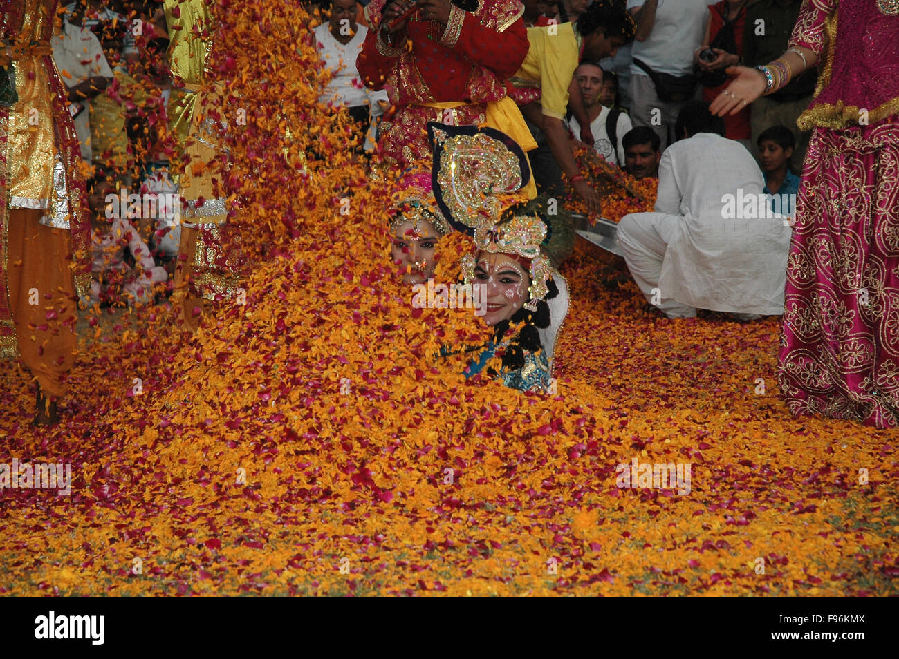 Artisti folcloristici di eseguire Radha-Krishna love story, coperto con rose e fiori marrygold su Holi a Jaipur, Rajasthan (India). Foto Stock