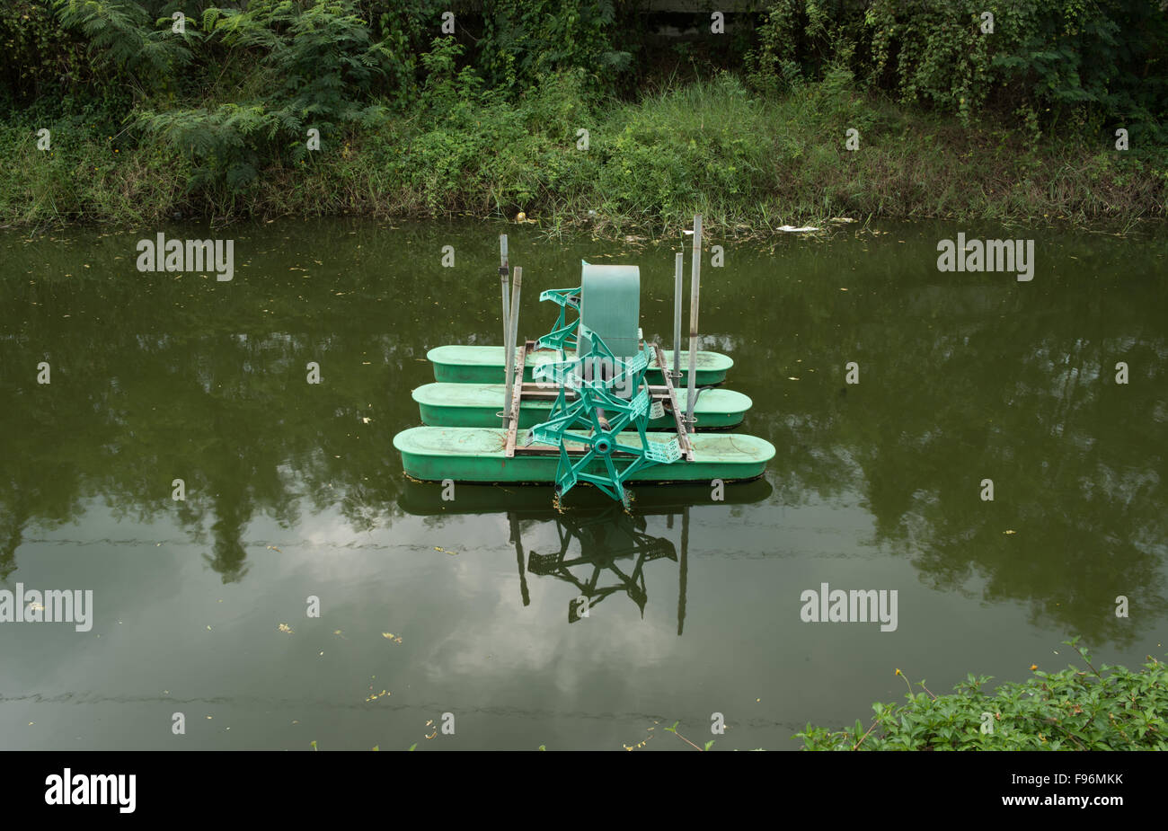 Turbina elettrica per aumentare l'ossigeno nel trattamento delle acque reflue Foto Stock