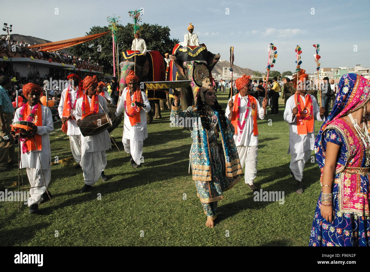 Rajasthani artisti folk celebrare Holi, un festival indù celebra la primavera e amore con colori, a Jaipur, Rajasthan, India. Foto Stock