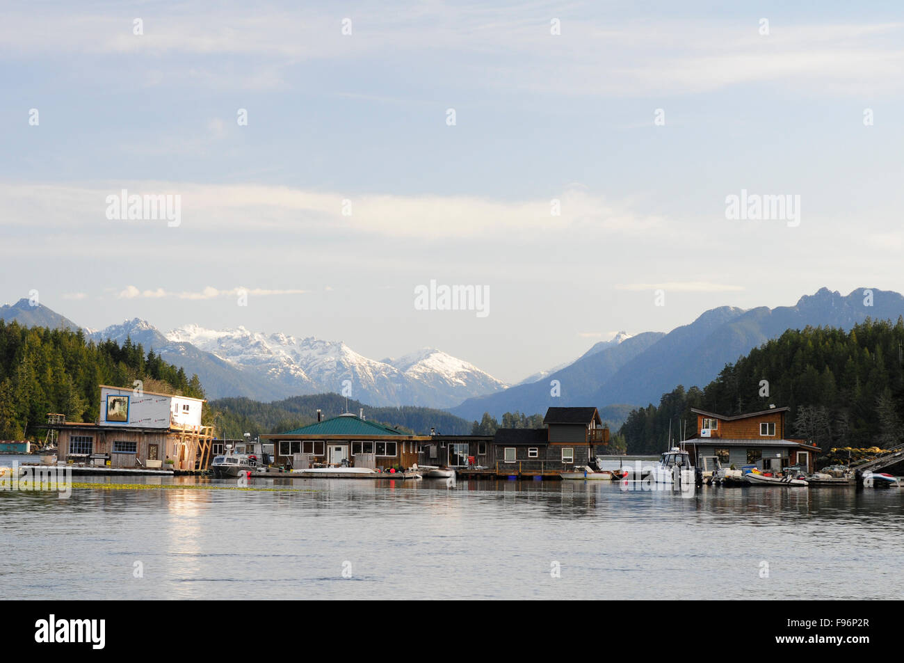 Un accampamento di pesca vicino a Tofino, British Columbia. Foto Stock