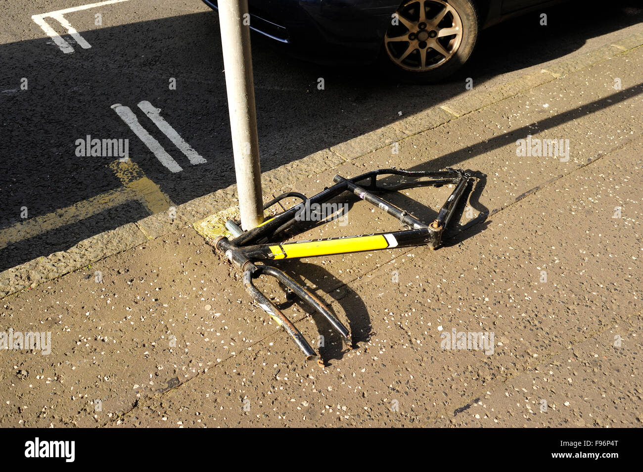 Telaio di bicicletta bloccato al post dopo che parti sono state spogliate, Edimburgo, Scozia Foto Stock