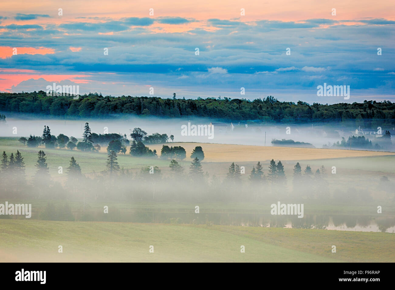 Nebbia di mattina, Clyde River, Prince Edward Island, Canada Foto Stock