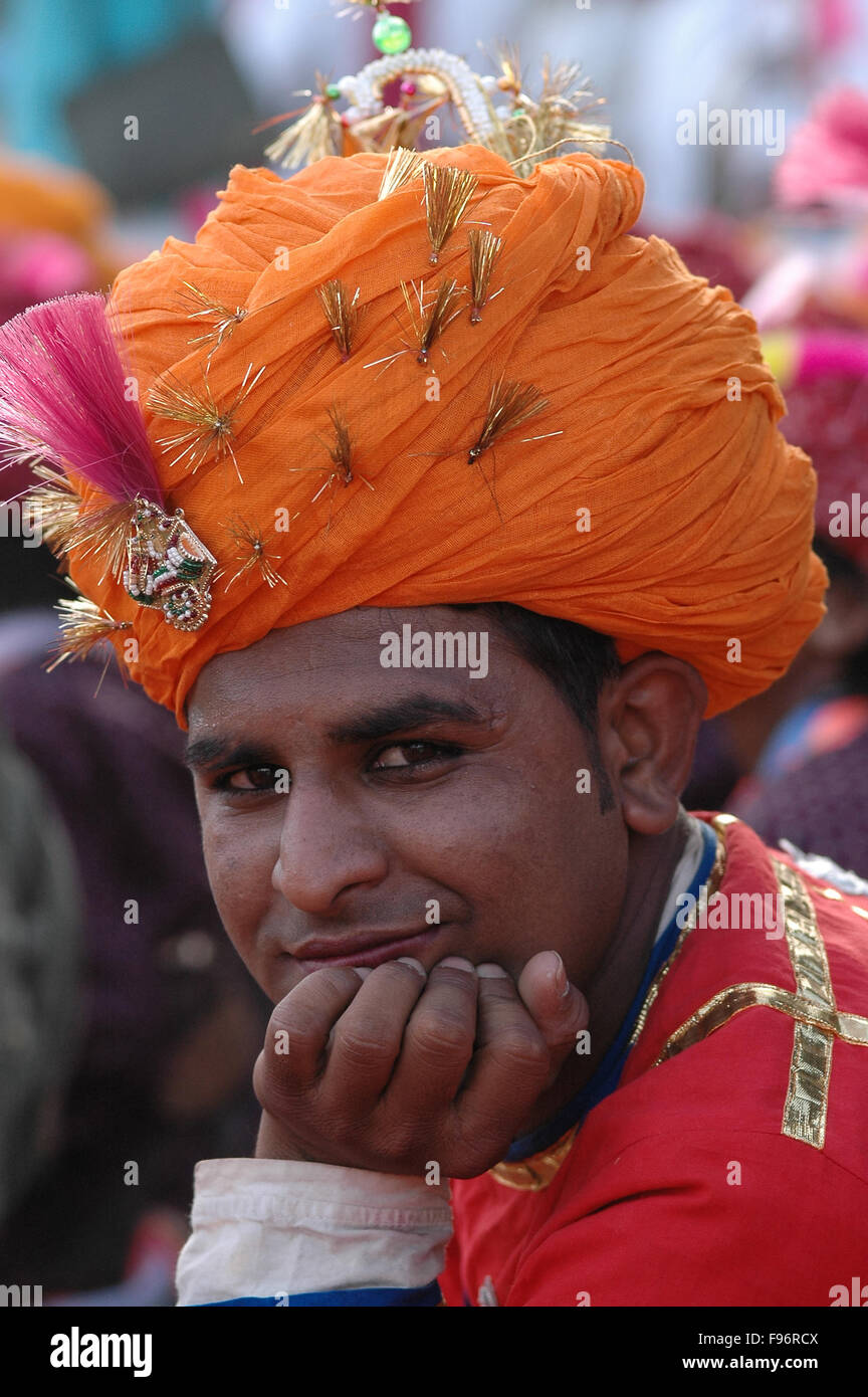 Close up di un maschio di Rajasthani, durante Holi, un festival indù celebra la primavera e amore con colori, a Jaipur, India Rajasthan Foto Stock