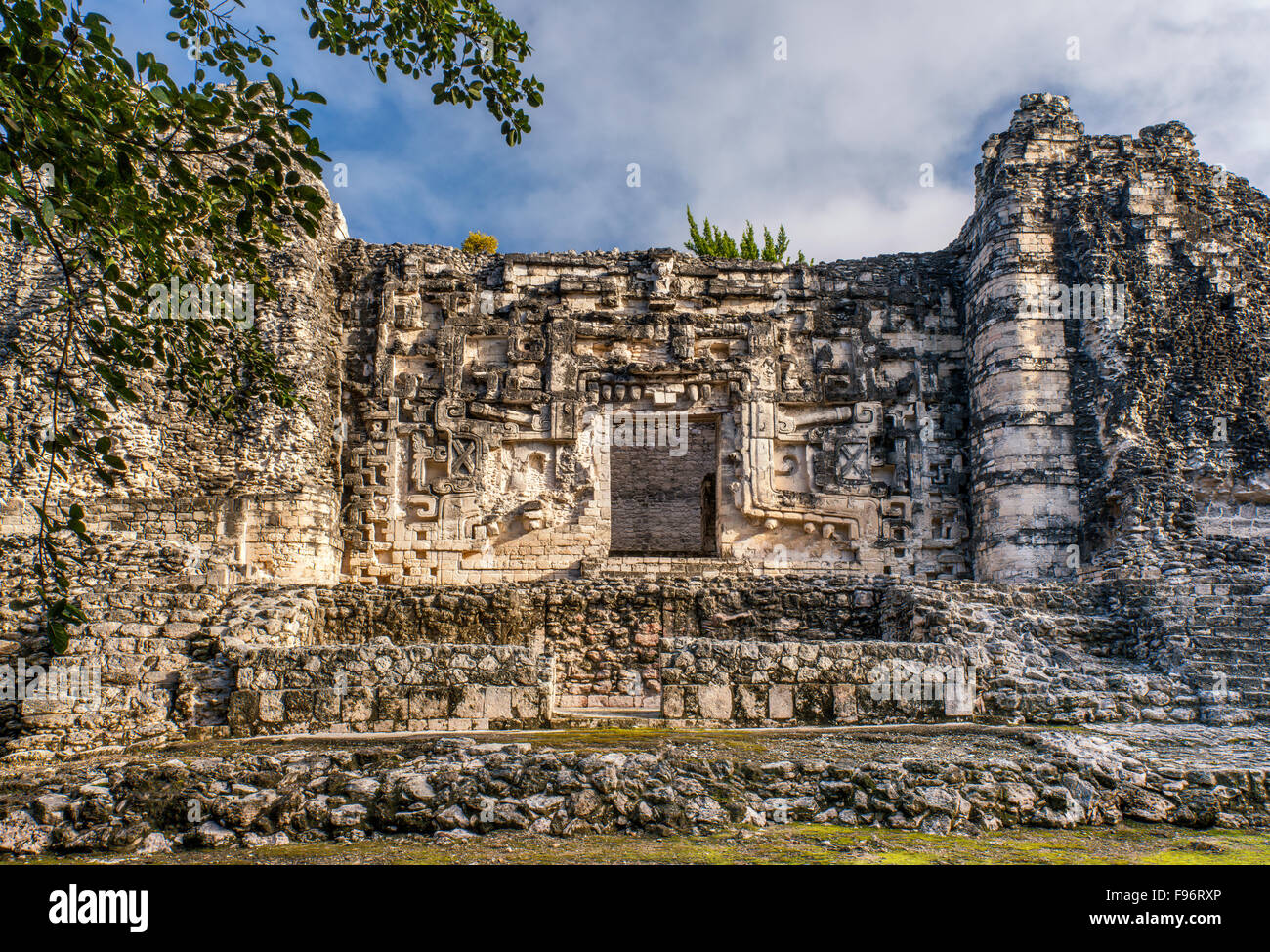 Monster-bocca porta a Estructura II, rovine Maya a Hormiguero sito archeologico, La Ruta Rio Bec, la penisola dello Yucatan, Messico Foto Stock