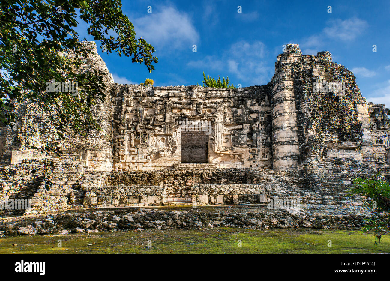 Monster-bocca porta a Estructura II, rovine Maya a Hormiguero sito archeologico, La Ruta Rio Bec, la penisola dello Yucatan, Messico Foto Stock