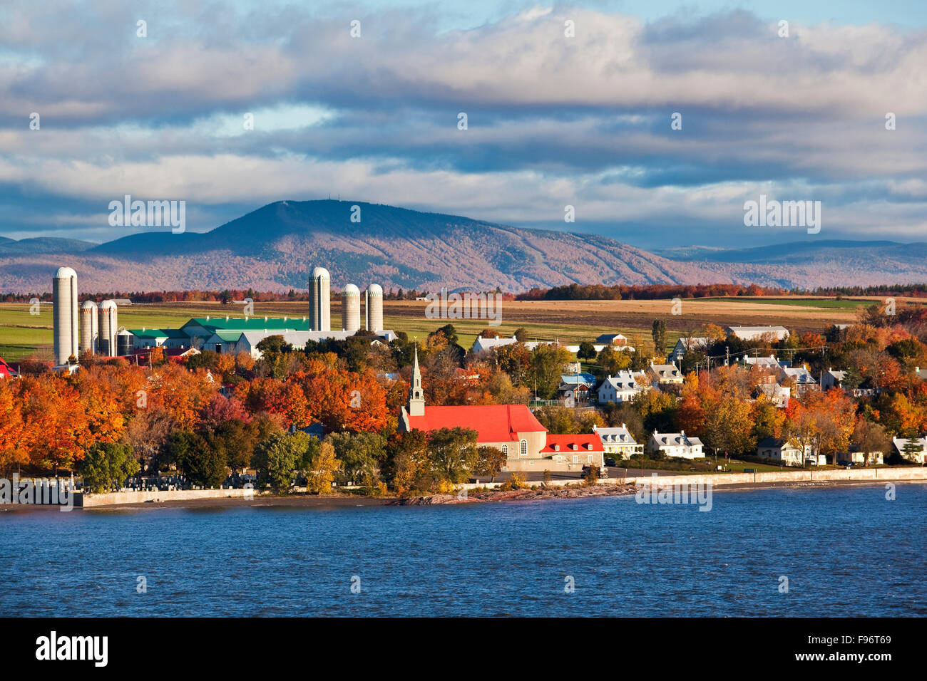 Sul fiume San Lorenzo, a pochi chilometri a valle da Quebec City è l'isola di Orleans. Il villaggio illustrato Foto Stock