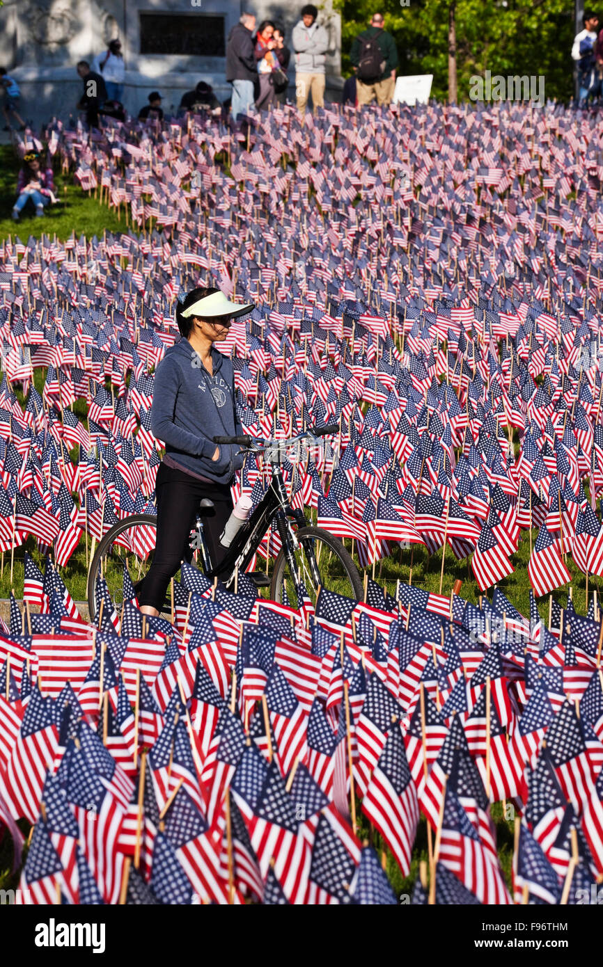 Ogni anno il Memorial Day la Massachusetts eroi militari impianti di fondo circa 37.000 bandierine americane ai piedi del Foto Stock