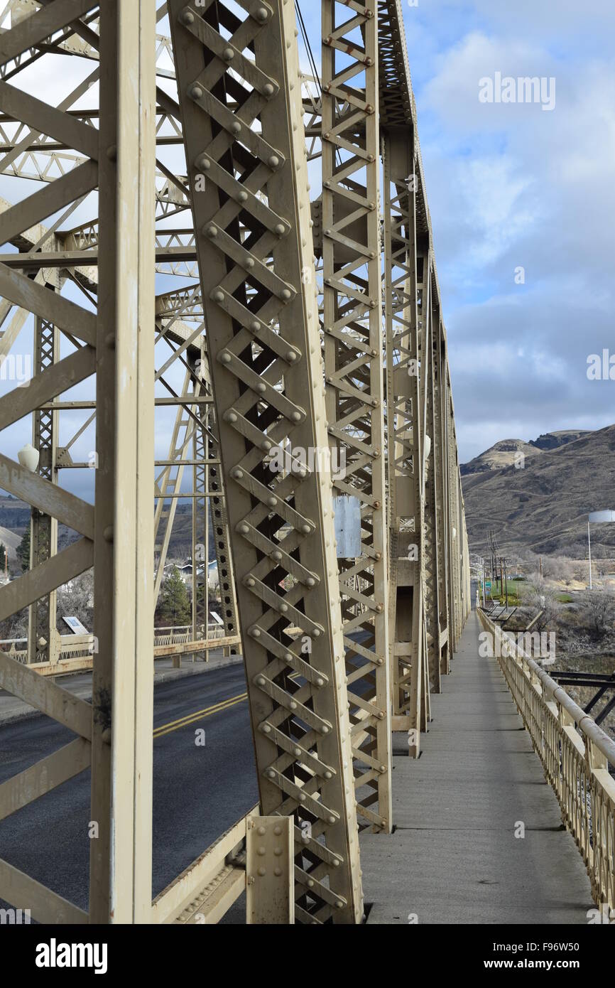 Rivettata ponte in ferro. Foto Stock