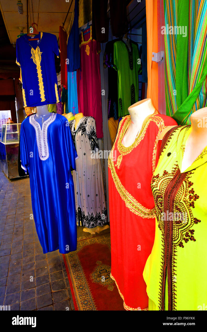 Casablanca in Marocco la vecchia medina e locale negozio di abbigliamento Foto Stock