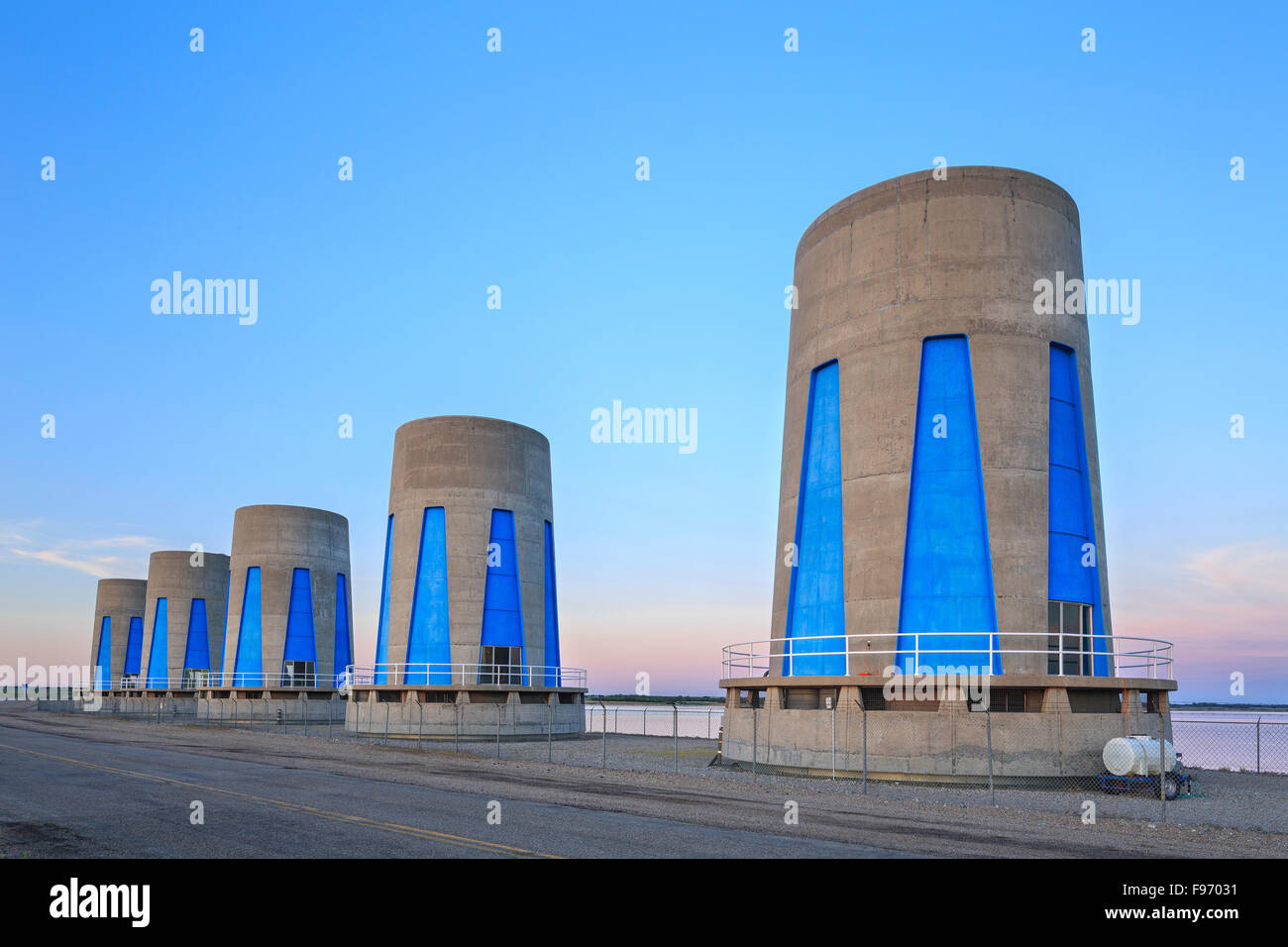 Energia idroelettrica turbine a Gardiner la diga del lago Diefenbaker, Saskatchewan, Canada Foto Stock