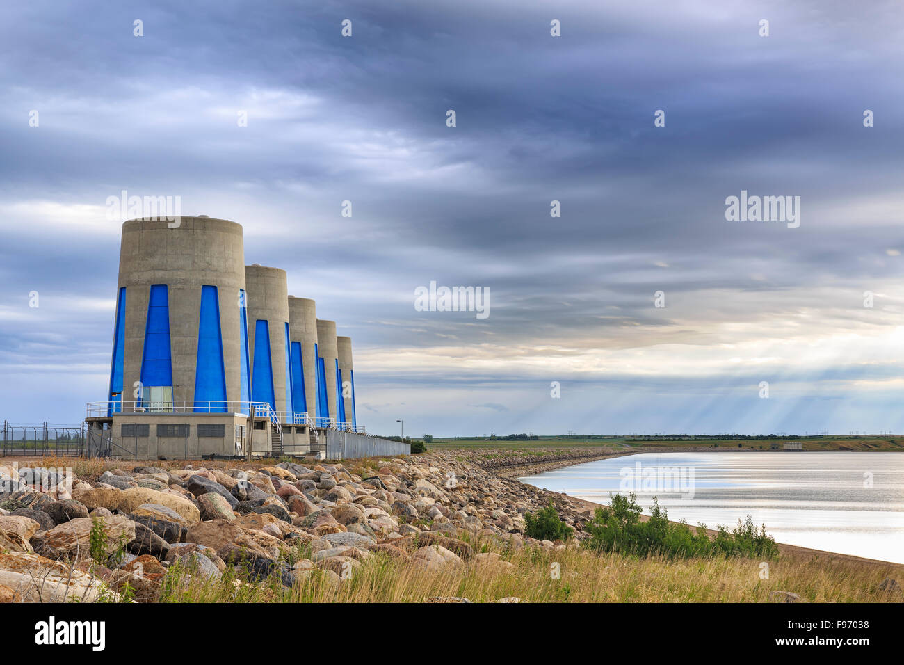 Energia idroelettrica turbine a Gardiner diga sul lago Diefenbaker, Saskatchewan, Canada Foto Stock
