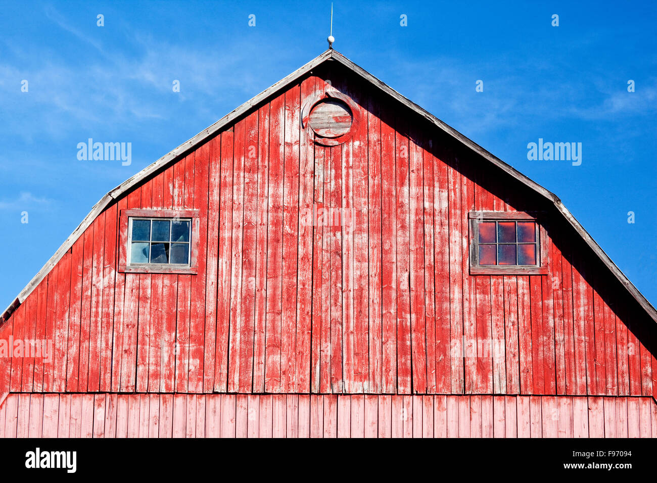 Granaio rosso e blu cielo, Worthington, Ontario, Canada Foto Stock