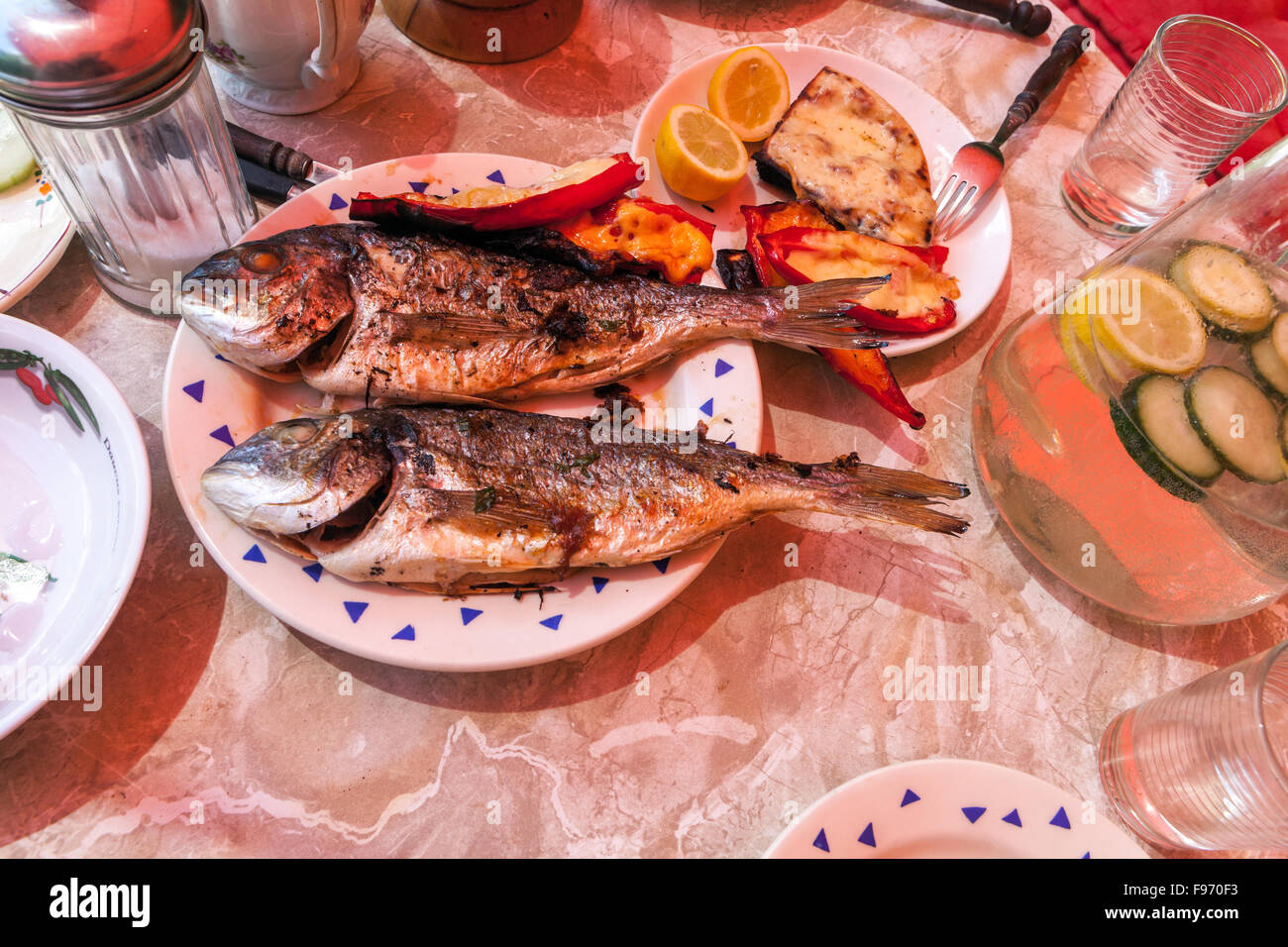 Grigliate Sea Beam in piatto dorado pasto di pesce Foto Stock