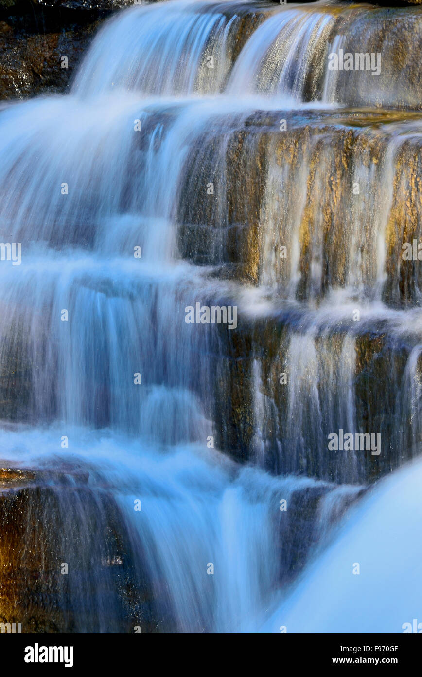 Un paesaggio verticale immagine di impetuose cascate di acqua su gradini di pietra a Cascate Athabasca sul fiume Athabasca in Jasper Foto Stock