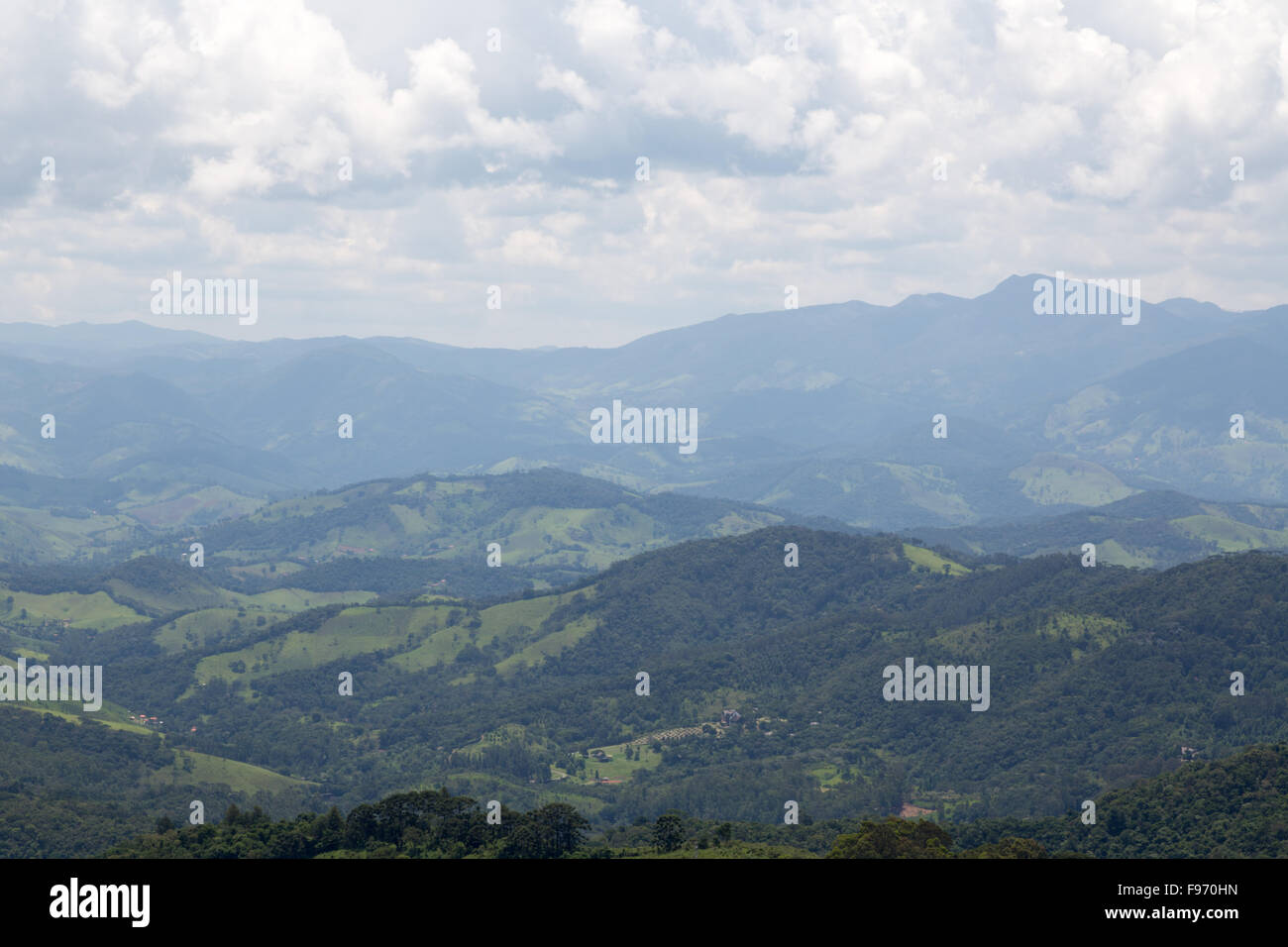 Nuvole sulla Serra da Mantiqueira, Campos do Jordão, São Paulo, Brasile Foto Stock