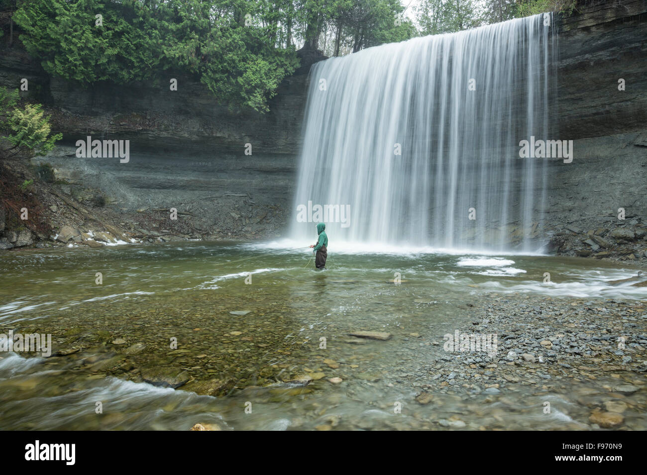 Pescatore a Bridal Veil Falls, Kagawong, Manitoulin Island, Ontario, Canada Foto Stock