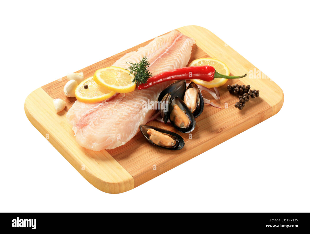 Pesce fresco e filetto di cozze su un tagliere Foto Stock