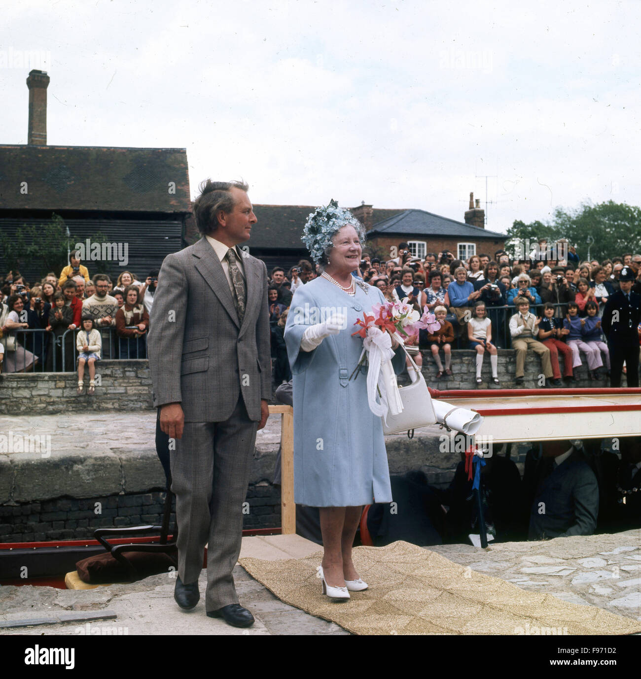 La tomaia Avon canal è stato riaperto ufficialmente da Sua Maestà la Regina Elisabetta Regina Madre il 1 giugno 1974. Con lei è David Hutchings. Foto Stock