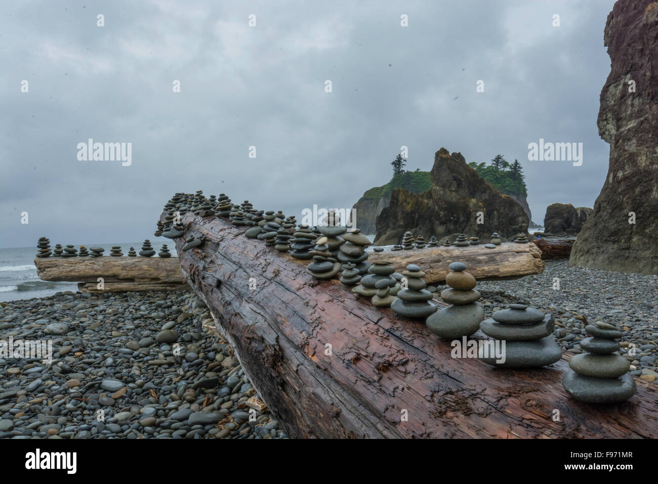 Pile di rocce poste su registri al Ruby Beach Penisola Olimpica lavare USA Foto Stock