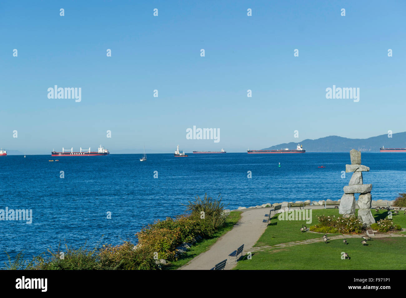 La English Bay Inukshuk è una popolare attrazione turistica. Situato vicino alla popolare Vancouver Seawall, Vancouver Pezzo di arte ed era il Foto Stock