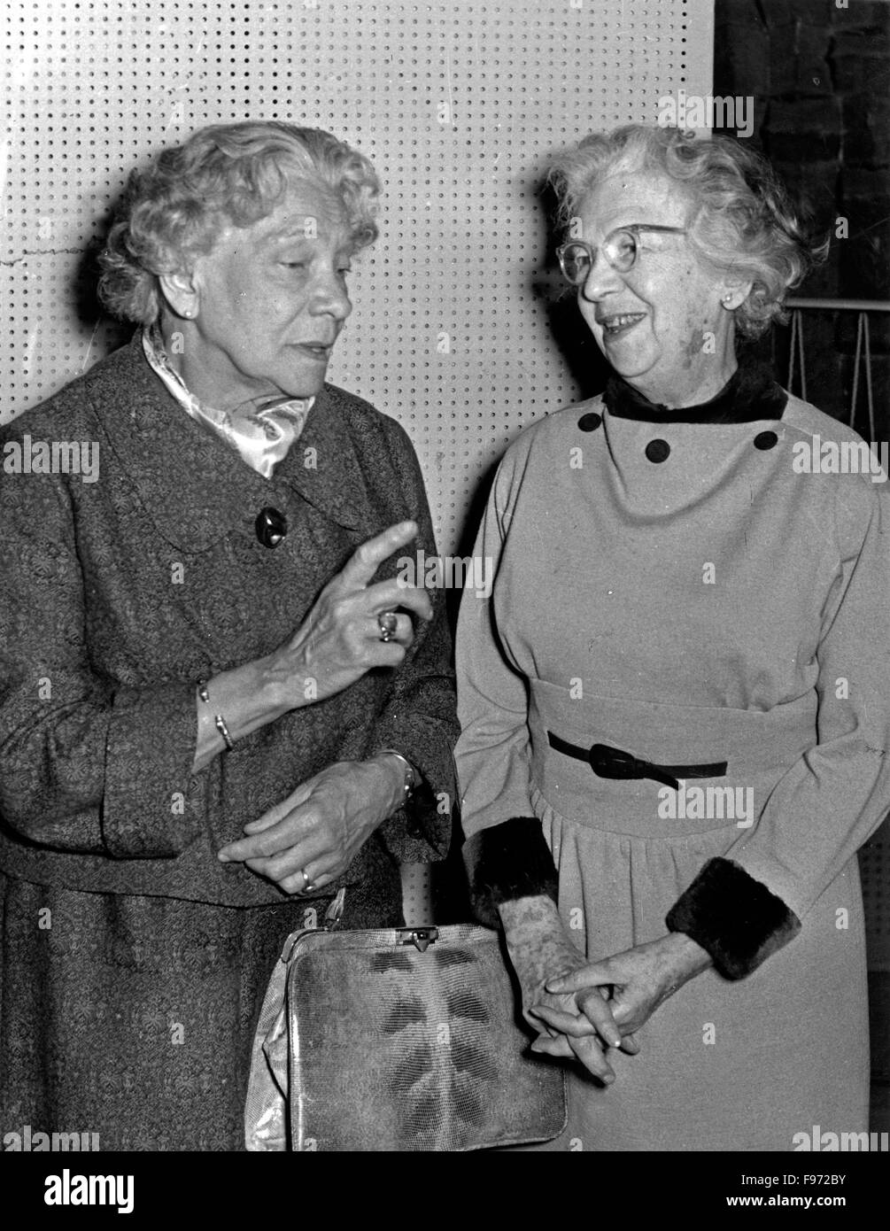 Deutsche Schauspielerin Tilla Durieux (links) mit Lotte Klein, Deutschland 1950er Jahre. Attrice tedesca Tilla Durieux (sinistra) con Lotte Klein, Germania degli anni cinquanta. Foto Stock