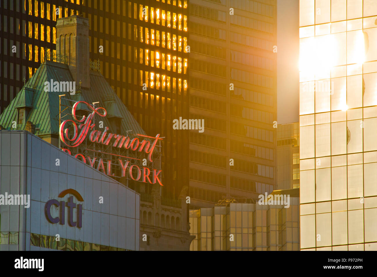 In cemento e vetro torri nel centro cittadino di Toronto Foto Stock