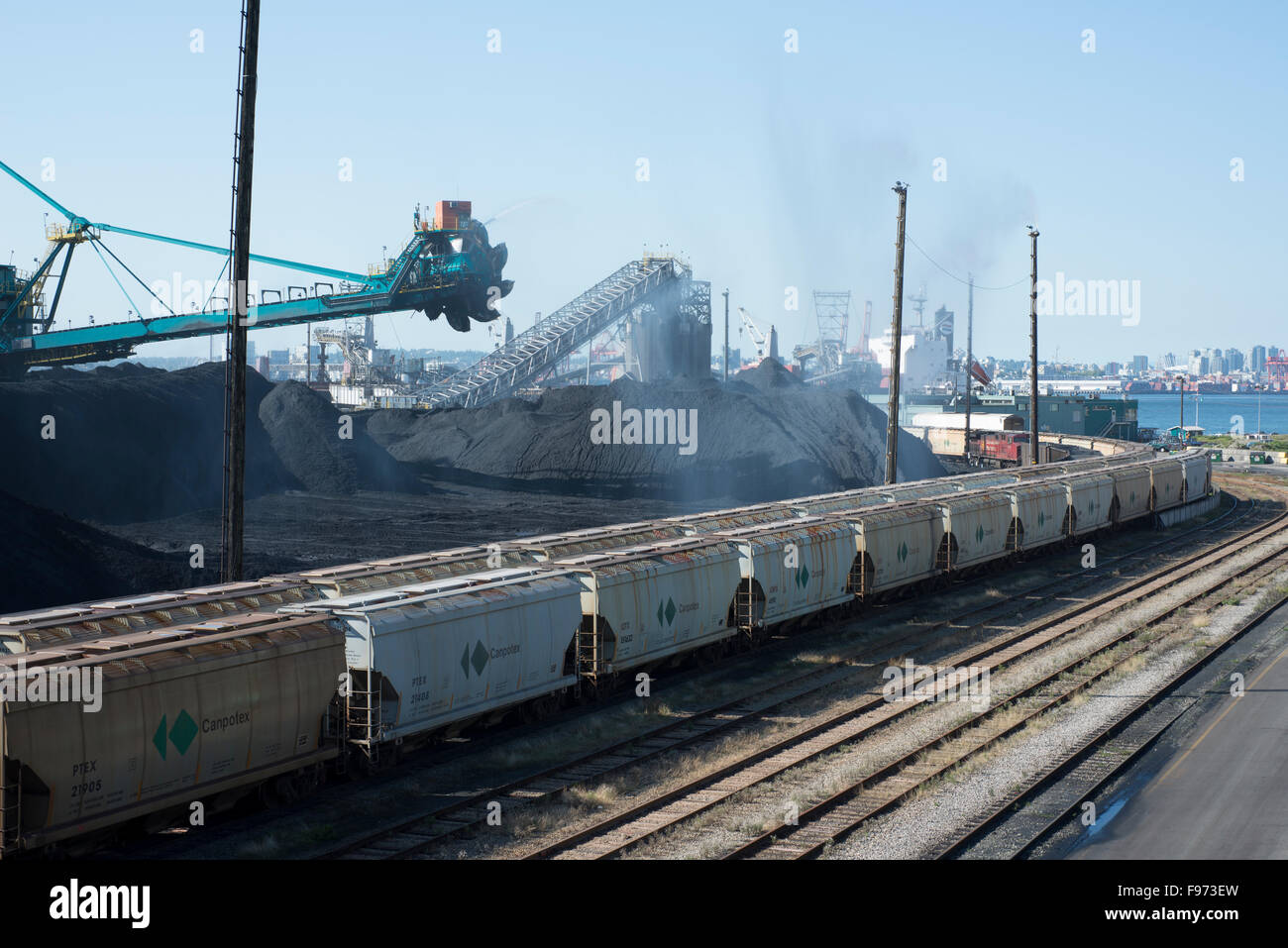 Il carbone trasbordo e treno di cloruro di potassio a terminali di Nettuno, North Vancouver, British Columbia, Canada. Foto Stock