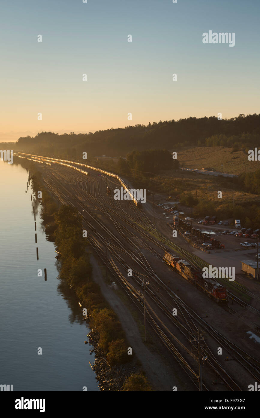 Panoramica di CN (Canadian National) cantieri ferroviari e il fiume Fraser nel Surrey, British Columbia, Canada Foto Stock