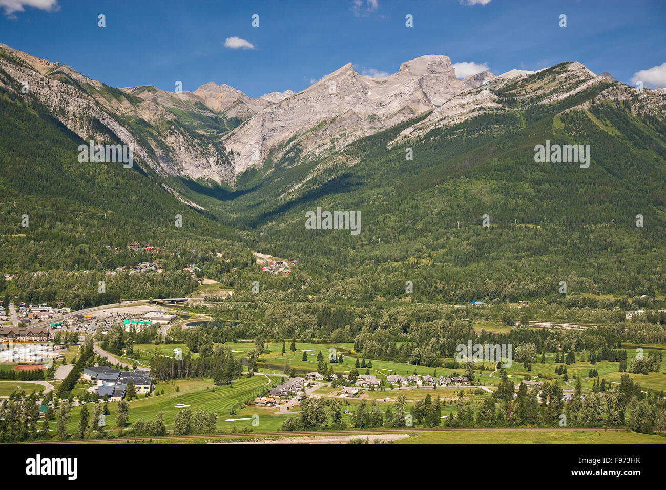 Vista aerea di Fernie Campo da Golf con tre sorelle in background, Fernie, BC, Canada. Foto Stock