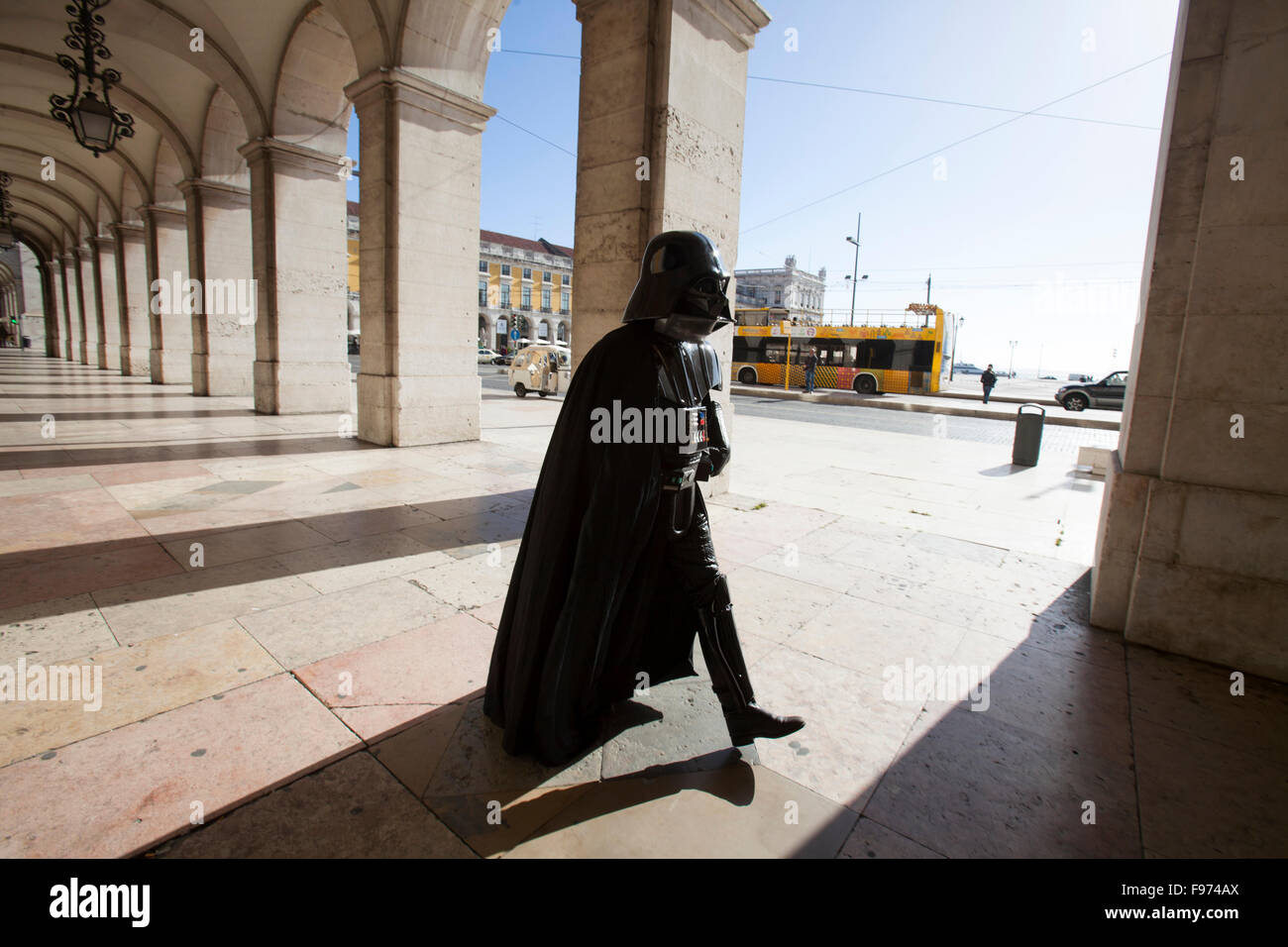Darth Vader camminando in Praca do Comercio, nel centro di Lisbona, Portogallo. Foto Stock