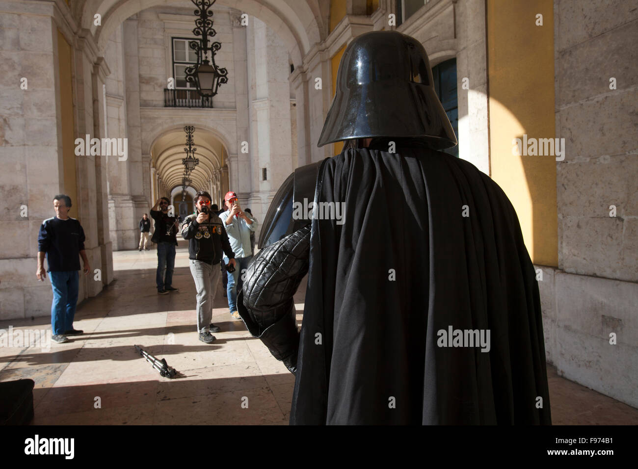Darth Vader camminando in Praca do Comercio, nel centro di Lisbona, Portogallo. Foto Stock