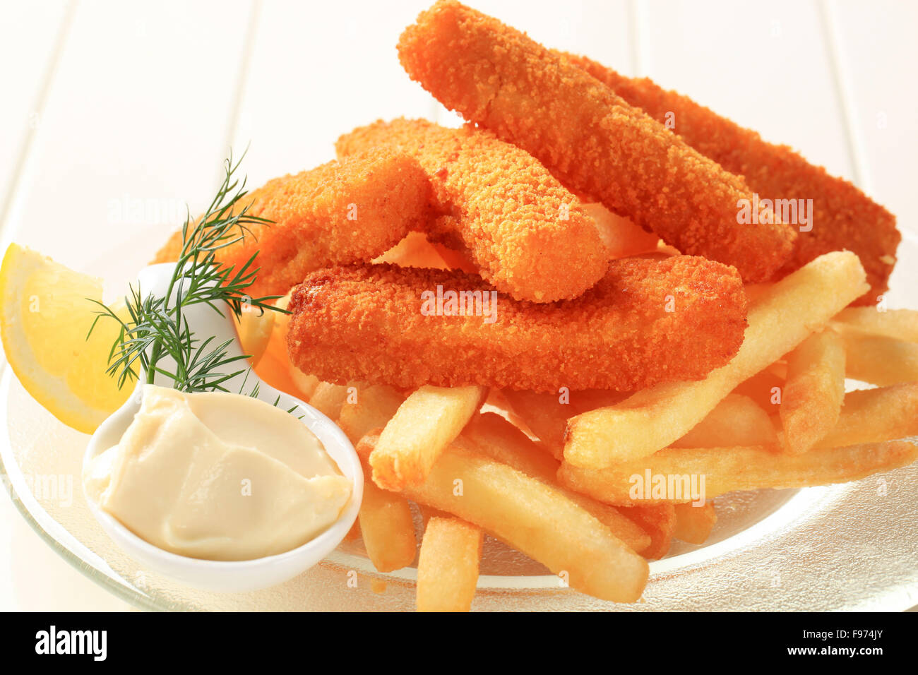 Fritti bastoncini di pesce con patatine fritte Foto Stock