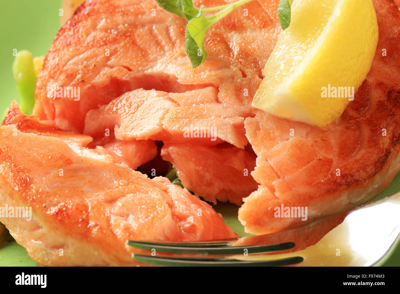 Macro shot di salmone burger patty Foto Stock