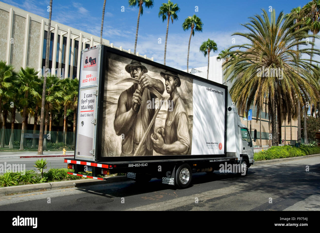 Un Charles Wllbert pittura bianca appare su un tabellone mobile guidando lungo il Wilshire Blvd. nei pressi del Los Angeles County Museum of Art durante l'arte ovunque evento in Los Angeles, CA. Foto Stock