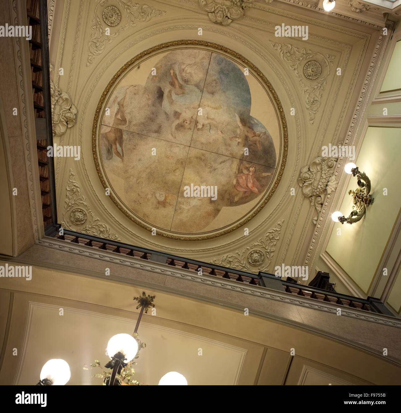 Affreschi sul soffitto di un vecchio edificio Foto Stock